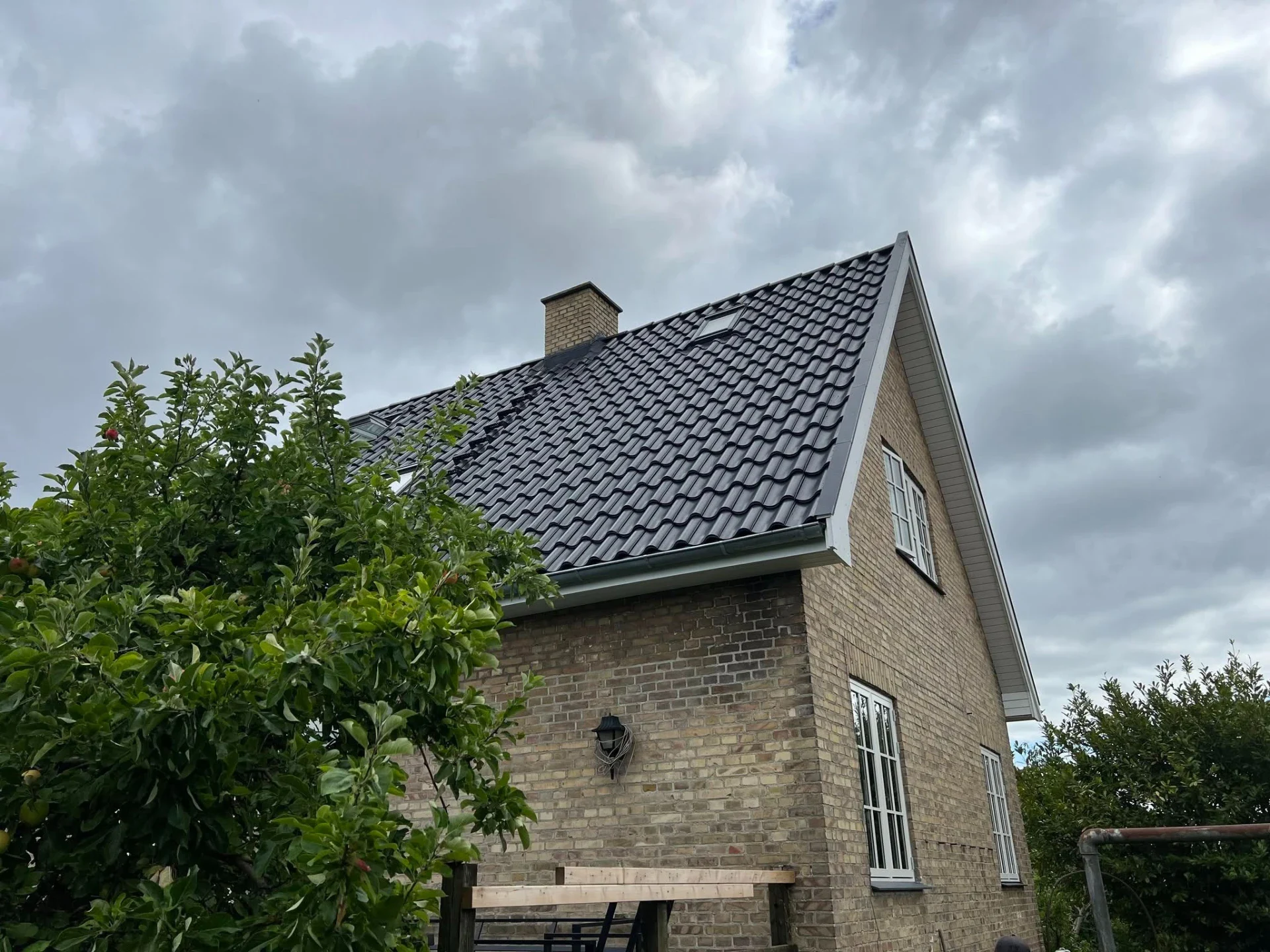 Moderne boligbyggeri med tag i mørke teglsten.