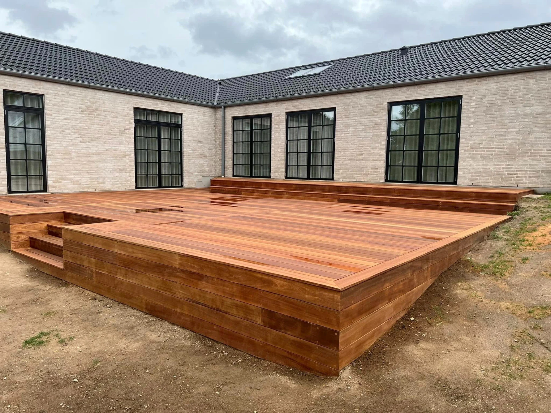 Moderne træterrasse til udendørs opholdsområde.