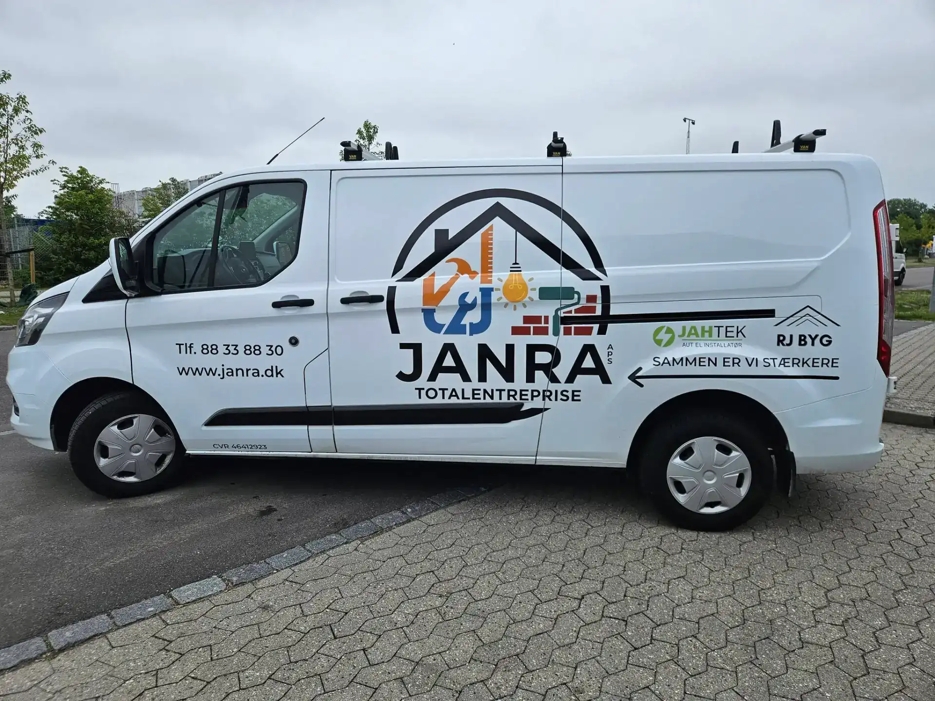 Firma JanRa Totalentreprise ApS logo på firmabil til murerarbejde.